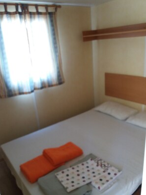 Bungalow, 2 Bedrooms, Garden View | Blackout drapes, soundproofing, free WiFi, bed sheets