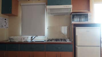 Bungalow, 2 Bedrooms, Garden View | Dapur peribadi | Peti sejuk/penyejuk beku saiz penuh, ketuhar gelombang mikro, dapur