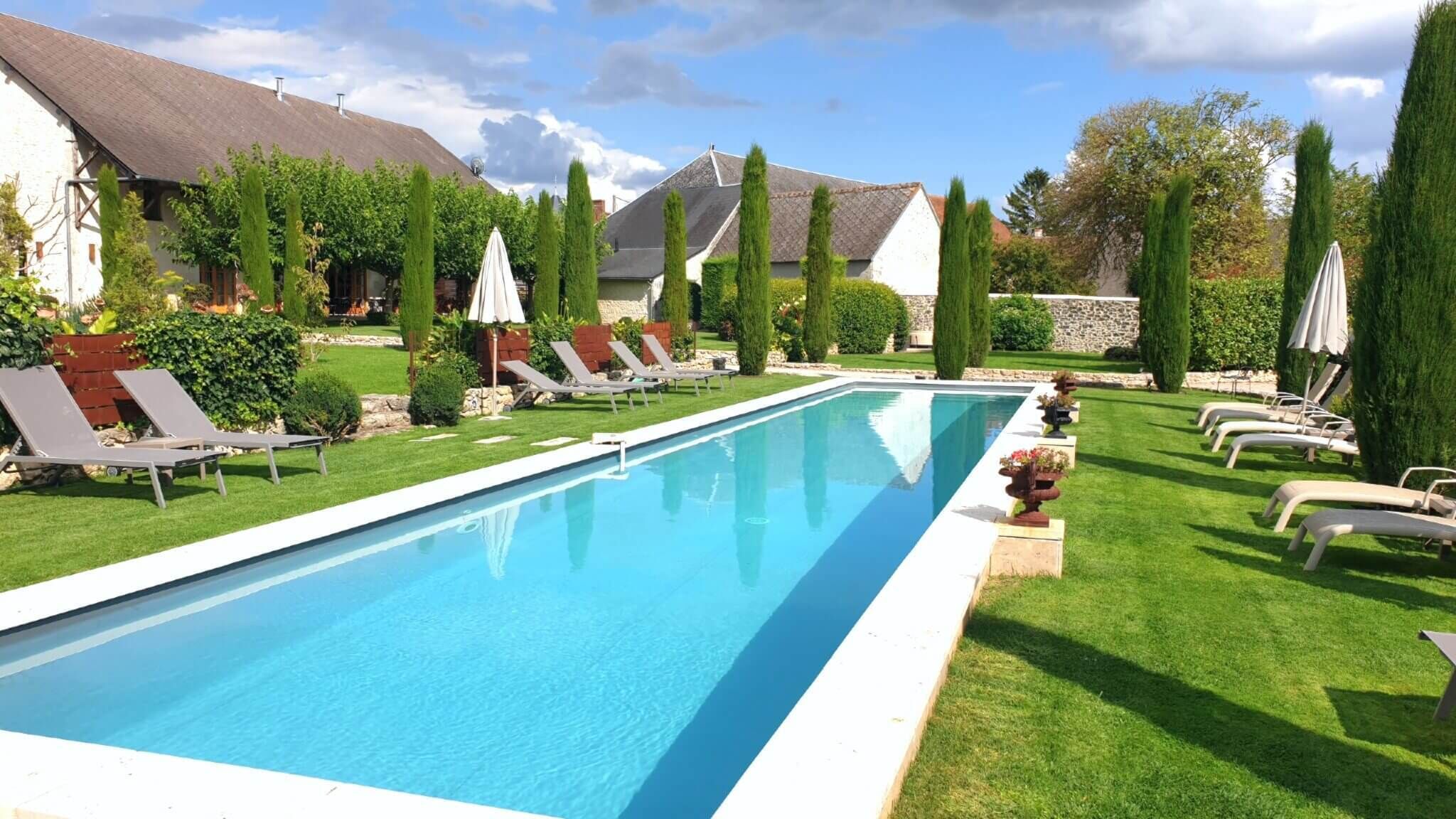 Piscine extérieure, piscine chauffée, chaises longues
