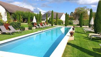 Piscine extérieure, piscine chauffée, chaises longues