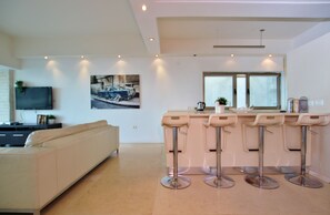Deluxe Apartment, Multiple Beds, Non Smoking | In-room dining - One of a Kind Gordon Beach Front 2BR Apt (Tel Aviv)