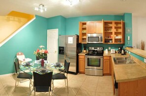 Perhehuoneisto, keittiö, puutarha-alue | Jaettu keittiö | Jääkaappi, mikroaaltouuni, uuni, kahvin-/teenkeitin