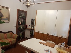Departamento, 1 habitación | Área de sala de estar | Televisión de pantalla plana 