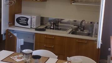 Réfrigérateur, micro-ondes, four, plaque de cuisson