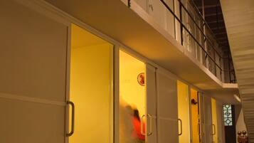 Kamar Single (Super Pod) | Brankas dan Wi-Fi gratis