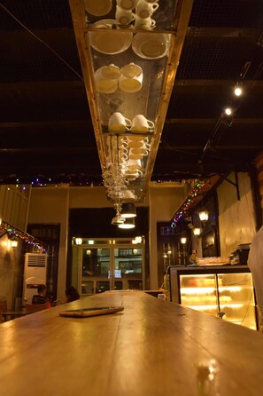 Een lange tafel met een hanglamp erboven.
