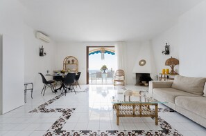 Villa, 4 chambres, vue sur la mer | Salle de séjour | Téléviseur à écran plat