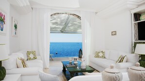 Villa de lujo, 4 habitaciones, piscina privada, vistas al mar | Sala de estar | Una televisión LCD