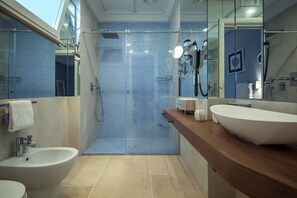 Luxury-Villa, 4 Schlafzimmer, eigener Pool, Meerblick | Badezimmer | Dusche, Bidet, Handtücher