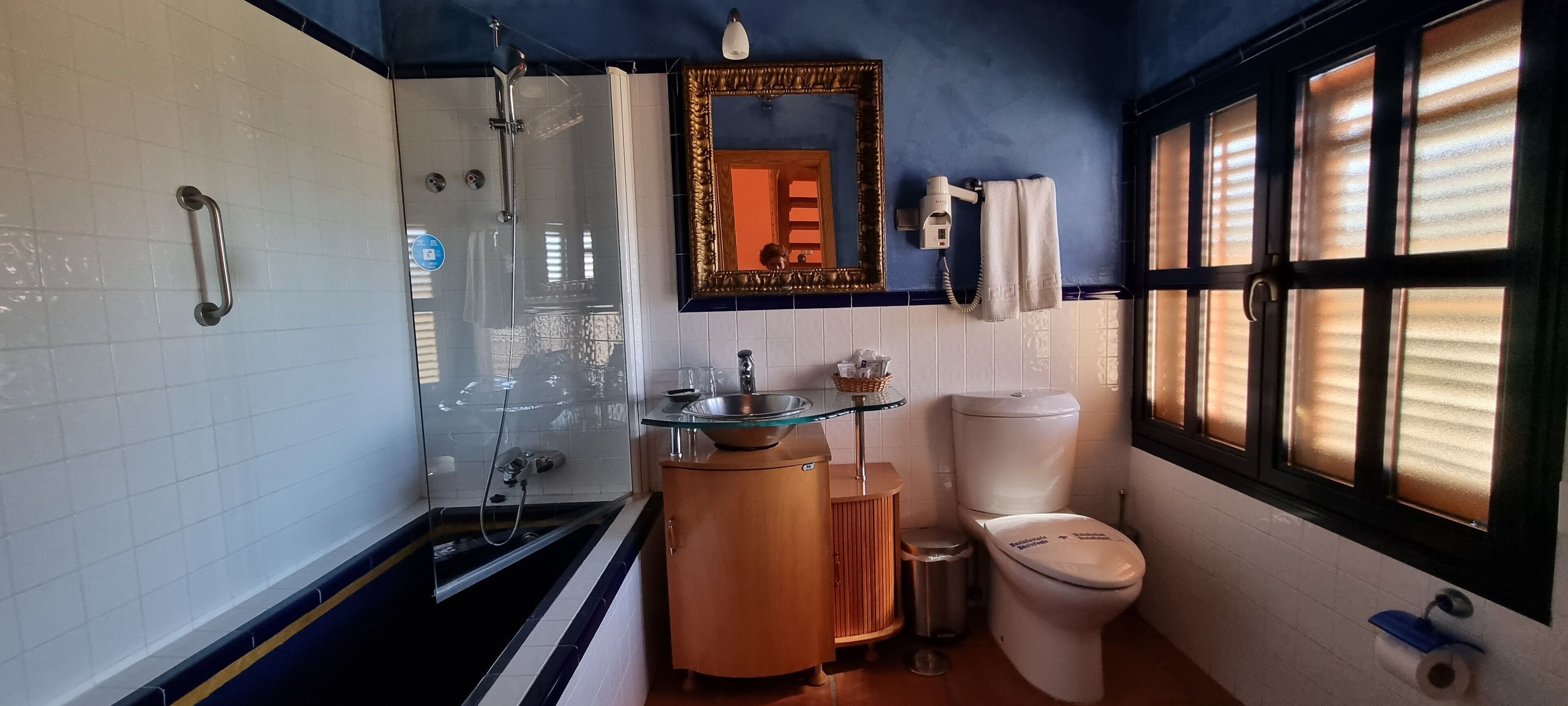 suite la torre 7 | bathroom | bathtub, free toiletries, hair dryer, bidet