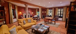 Flat-screen TV, Netflix, DVD player - Hotel Sara De Ur (La Cabrera)