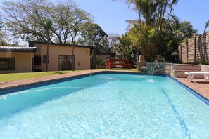 Outdoor pool - Hummingbirds Nest Guesthouse (Mbombela)