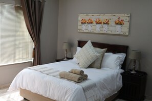Deluxe Double Room, 1 Queen Bed, Non Smoking | Individually decorated, individually furnished, free WiFi, bed sheets - Hummingbirds Nest Guesthouse (Mbombela)