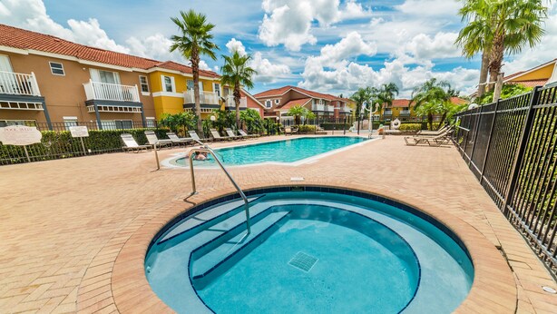 A swimming pool with a circular design, surrounded by a brick deck. - Lake Berkley - 7 Bed 5 Baths Villa (Kissimmee)