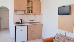 Kylskåp, mikrovågsugn (vid begäran), vattenkokare och grytor/köksredskap