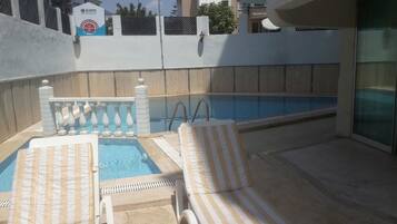Seasonal outdoor pool, free cabanas, pool umbrellas