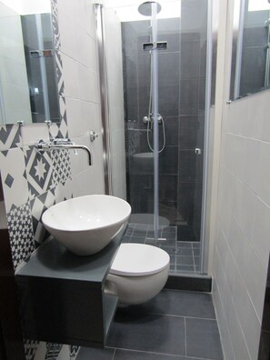 Classic Double Room, 1 Queen Bed, Non Smoking, Private Bathroom | Bathroom | Rainfall showerhead, free toiletries, hair dryer, towels - Tilde B&B (Cefalù)