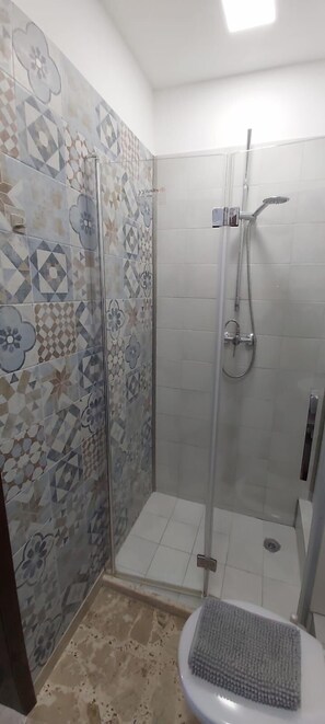 City Double Room, 1 Queen Bed, Smoking, Private Bathroom | Bathroom