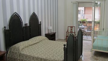 Habitación triple, baño privado (balcone) | Wifi gratis, ropa de cama y acceso para silla de ruedas