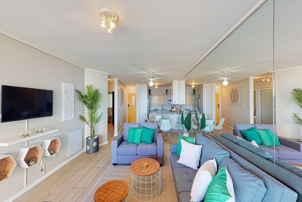 Classic-Apartment, 2 Schlafzimmer, Nichtraucher, Meerblick | Wohnzimmer | Flachbildfernseher