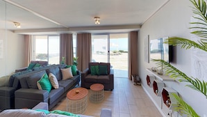 Living room - Luxury on the Beach, Lagoon Beach (Cape Town)