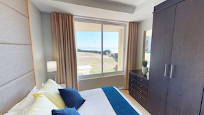 2 bedrooms, blackout curtains, iron/ironing board, free WiFi - Luxury on the Beach, Lagoon Beach (Cape Town)