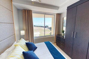 Classic-Apartment, 2 Schlafzimmer, Nichtraucher, Meerblick | 2 Schlafzimmer, Verdunkelungsvorhänge, Bügeleisen/Bügelbrett