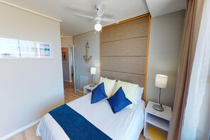 2 bedrooms, blackout curtains, iron/ironing board, free WiFi - Luxury on the Beach, Lagoon Beach (Cape Town)