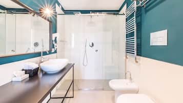 Deluxe Suite | Bathroom | Shower, free toiletries, hair dryer, bidet