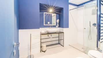 Deluxe Triple Room | Bathroom sink