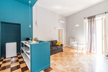 Minibar, escritorio, sistema de insonorización y wifi gratis