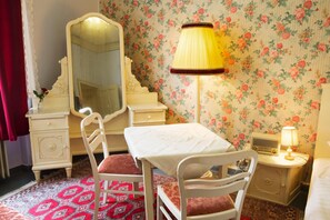 Geluiddichte muren, een strijkplank/strijkijzer, gratis wifi, beddengoed