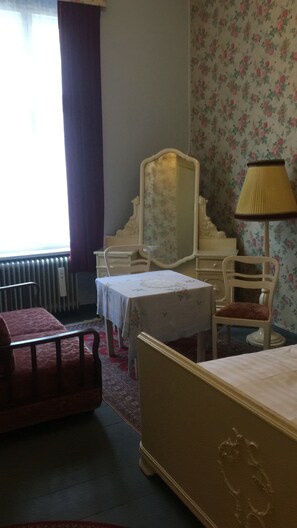 Geluiddichte muren, een strijkplank/strijkijzer, gratis wifi, beddengoed