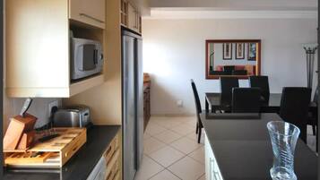 Penthouse | Private kitchen | Microwave, oven, stovetop, cookware/dishes/utensils