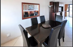 In-room dining - La Paloma Penthouse (Cape Town)