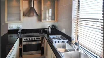 Penthouse | Private kitchen | Microwave, oven, stovetop, cookware/dishes/utensils
