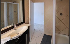 Penthouse | Badezimmer | Komfortbadewanne, Regendusche, kostenlose Toilettenartikel, Handtücher