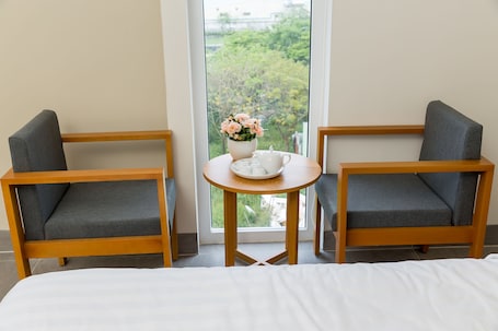 Deluxe Quadruple Room, Mountain View | Minibar, desk, free WiFi, bed sheets. Anh Villa Hotel