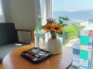 Quadrupla Deluxe, vista montagna | Minibar, una scrivania, Wi-Fi gratuito, lenzuola