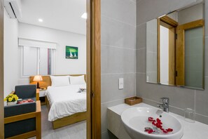 Shower, free toiletries, hair dryer, slippers - Anh Villa Hotel (Da Nang)