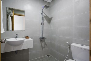 Shower, free toiletries, hair dryer, slippers - Anh Villa Hotel (Da Nang)