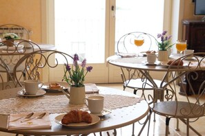 Free daily continental breakfast - Les Suites de Lulu (Gallipoli)
