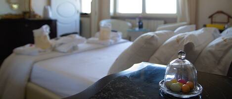 Kahden hengen classic-huone, 1 parisänky, tupakointi kielletty | Työpöytä, ilmainen Wi-Fi, vuodevaatteet