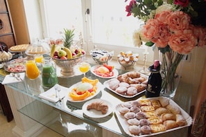 朝食 (コンチネンタル ブレックファスト)、毎日提供 (無料)