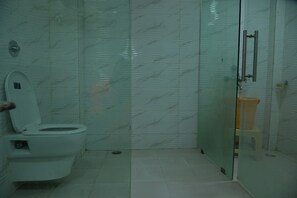 Suite Mewah, 1 Tempat Tidur Queen, akses difabel | Kamar mandi | Shower dan handuk