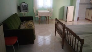 Apartemen Ekonomi, Beberapa Tempat Tidur | Setrika/meja setrika, Wi-Fi gratis, dan seprai linen