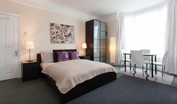 Familierom, delt bad | Strykejern/-brett, wi-fi (inkludert) og sengetøy