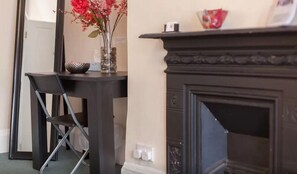 Quadruple Room, Shared Bathroom | Room amenity - Home2Home-Rooms (London)