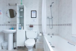 Dusche, Haartrockner, Handtücher, Toilettenpapier