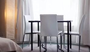 Family Room, Shared Bathroom | In-room dining - Home2Home-Rooms (London)